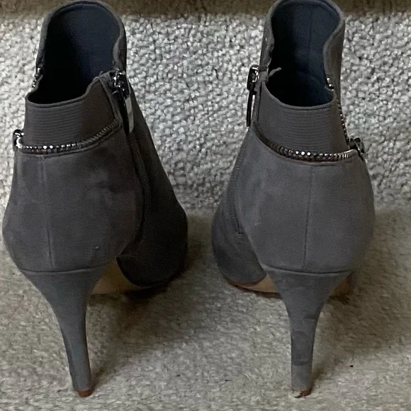 MARC FISHER SHOES/MARC FISHER ANKLE HEEL BOOTS/ SERINITY/GRAY/SIZE 7.5 M/EUC - Picture 3 of 6